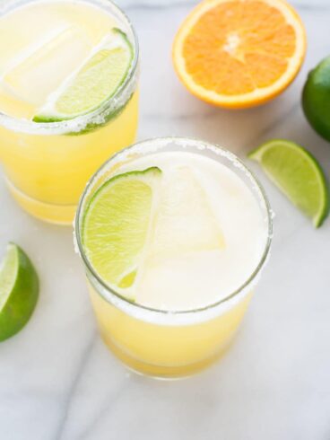 This is the BEST Skinny Margarita! Made simply with just fresh juices, agave, and tequila. All of the refreshing margarita flavor for less calories! @wellplated